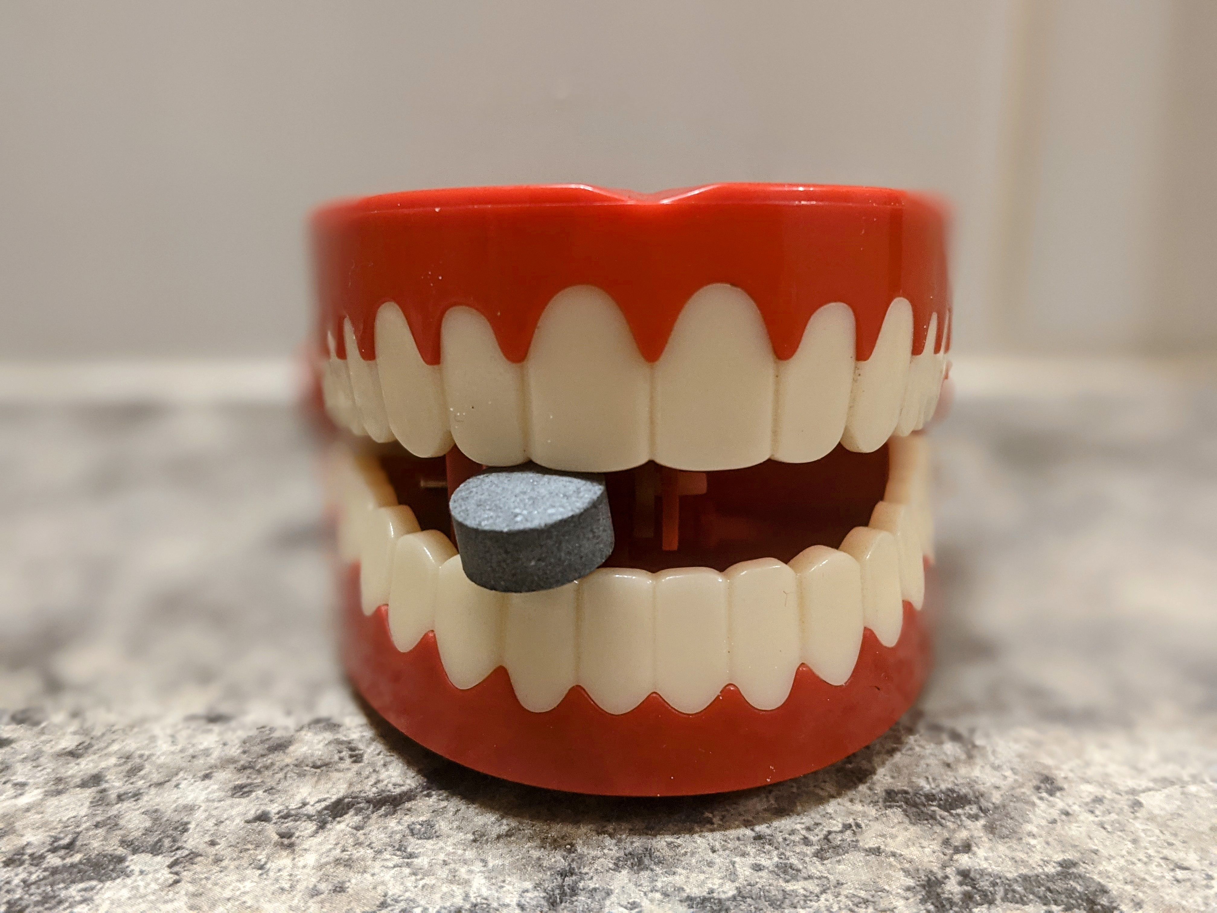 Plečiantis dantų žaislas su dantų pastos tablete tarp jų