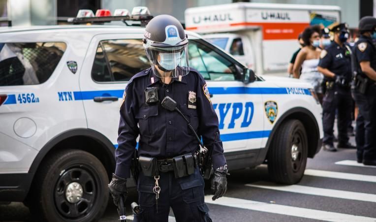 NYPD reaģē uz video, kurā redzami civildrēbēs tērpti policisti, kas ievelk protestētāju nemarķētā furgonā
