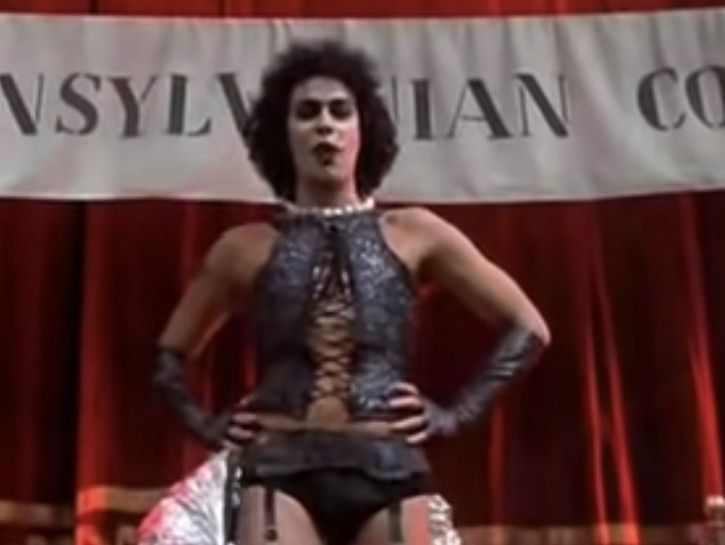 Lásd az előzetes REM videóját, Michael Stipe-t, aki a kedvenc „Rocky Horror” karakterének öltözött
