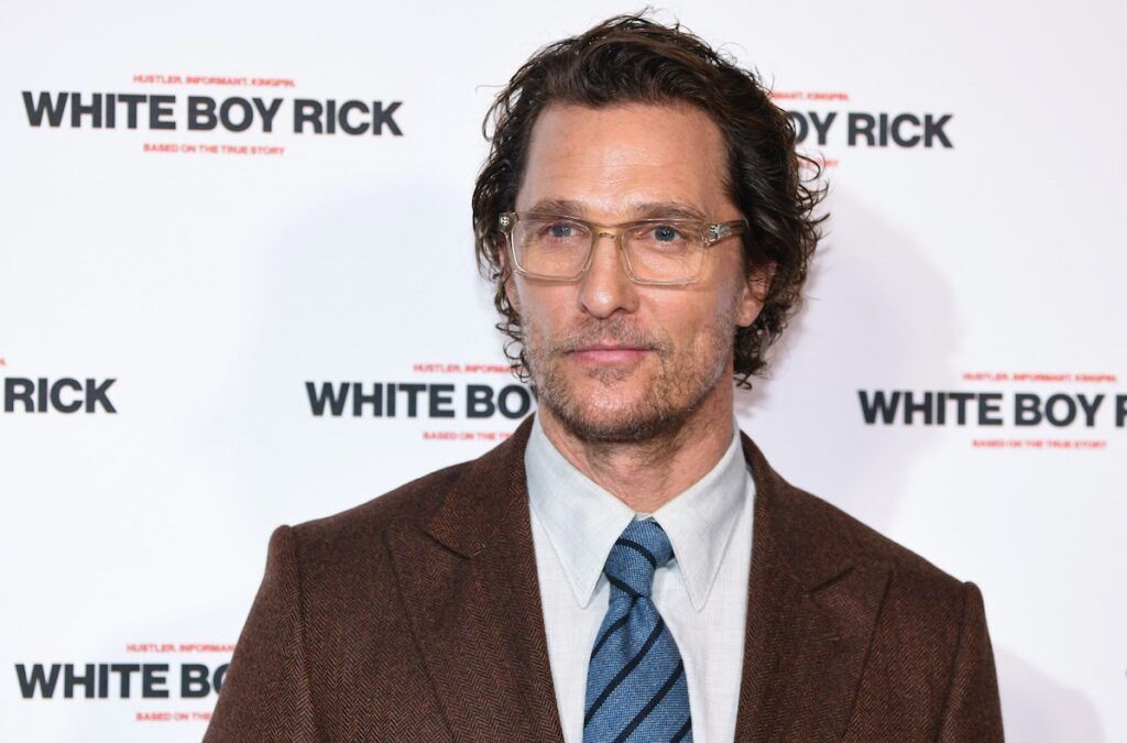 Matthew McConaughey in braunem Anzug und Brille