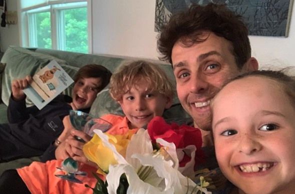 Joey McIntyre lastensa Griffinin, Rhysin ja Kiran kanssa