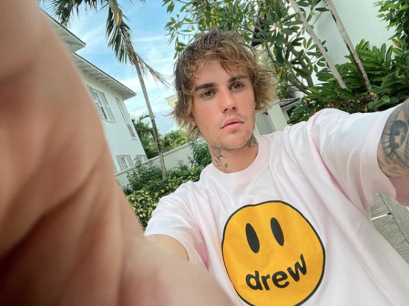 Justin Bieber na sobě košili Drew House s chlupatými mokrými vlasy