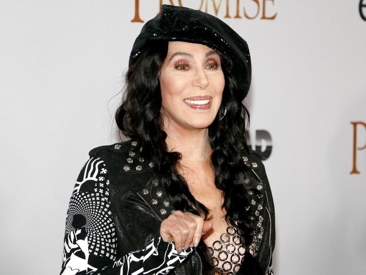 Cher trägt bei der Premiere von Promise eine schwarz-weiße Jacke